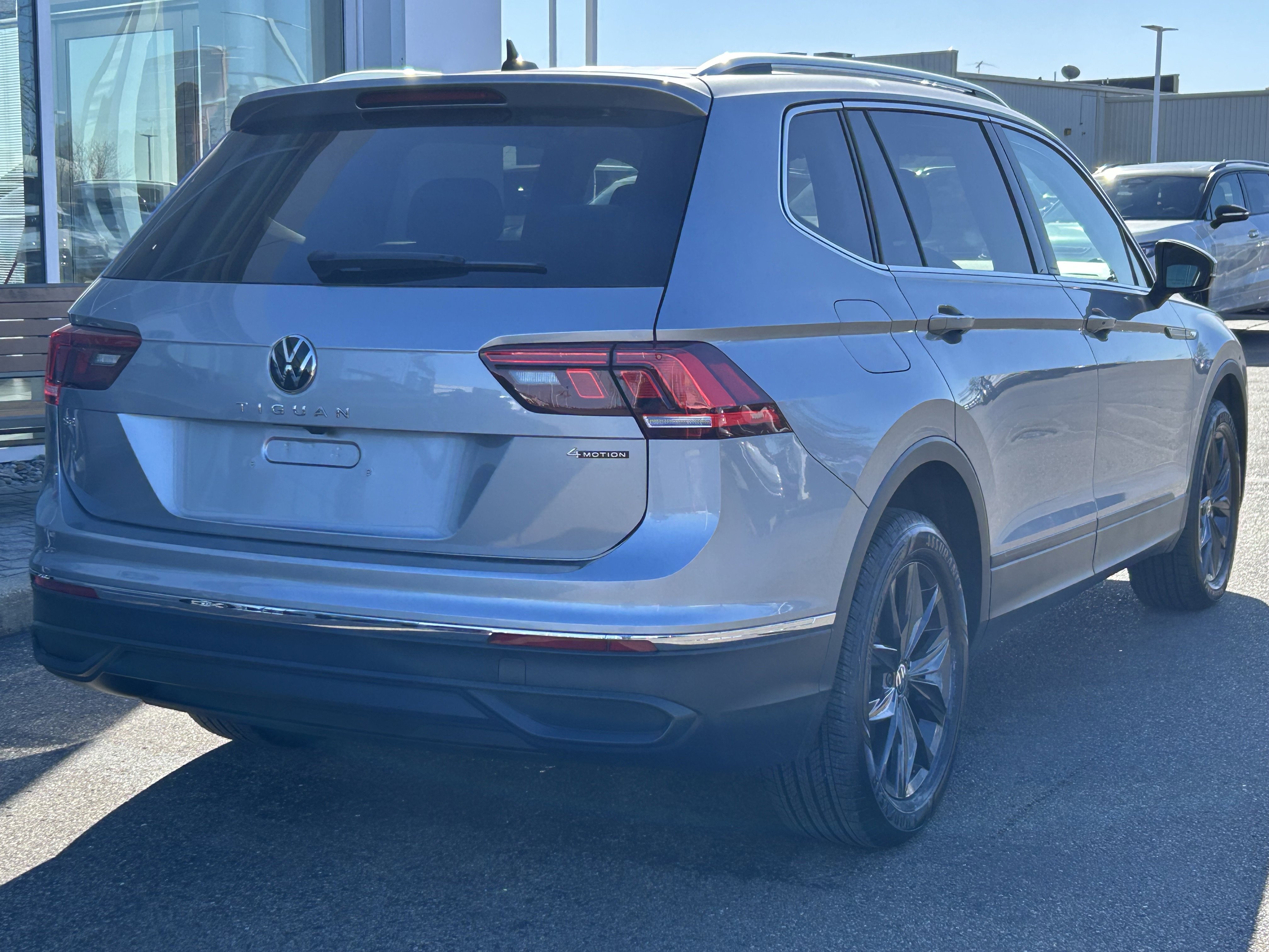 Used 2024 Volkswagen Tiguan SE w/ Panoramic Sunroof Package image 7