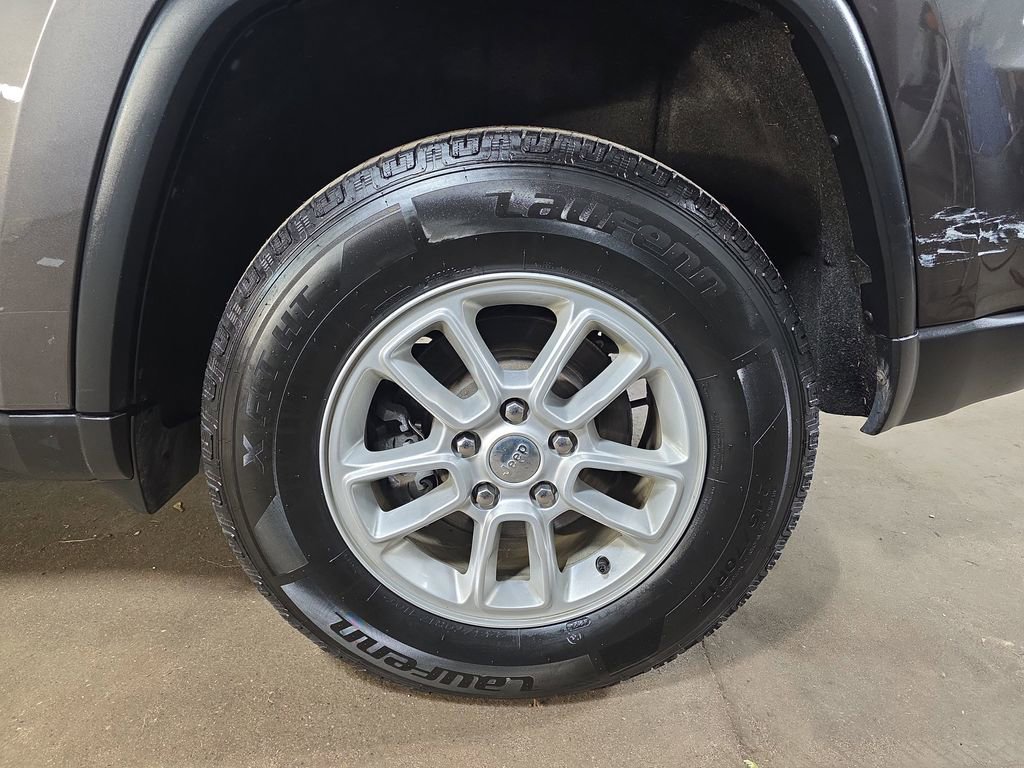 Used 2019 Jeep Grand Cherokee Laredo AWD/4WD image 30