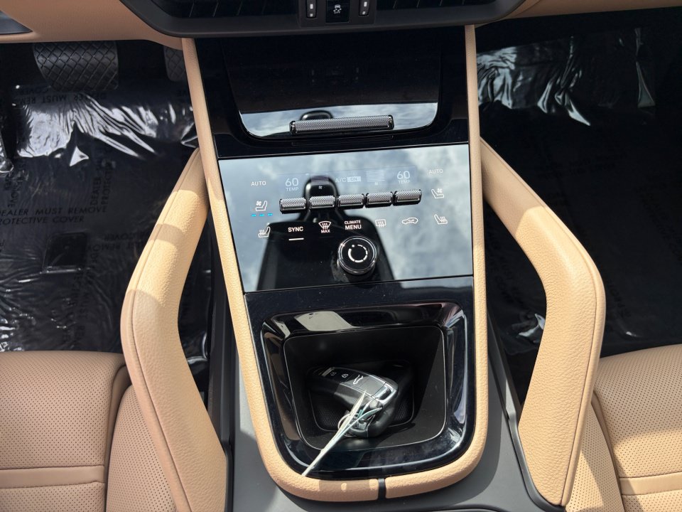 Certified 2025 Porsche Cayenne Coupe AWD/4WD image 21