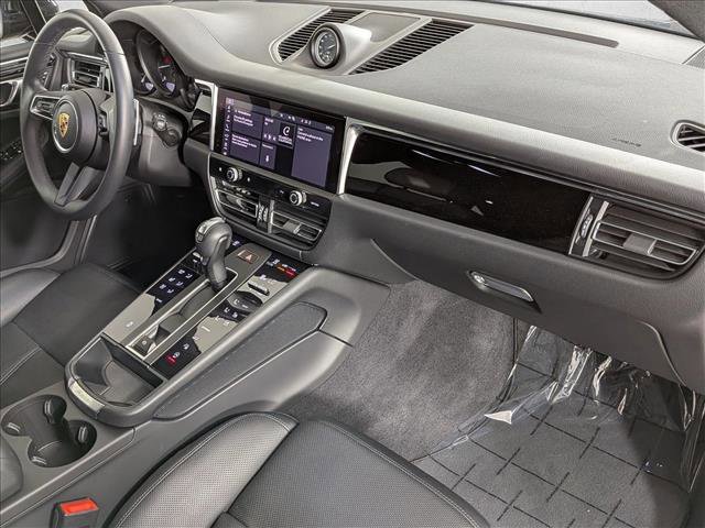 Certified 2025 Porsche Macan AWD/4WD image 24