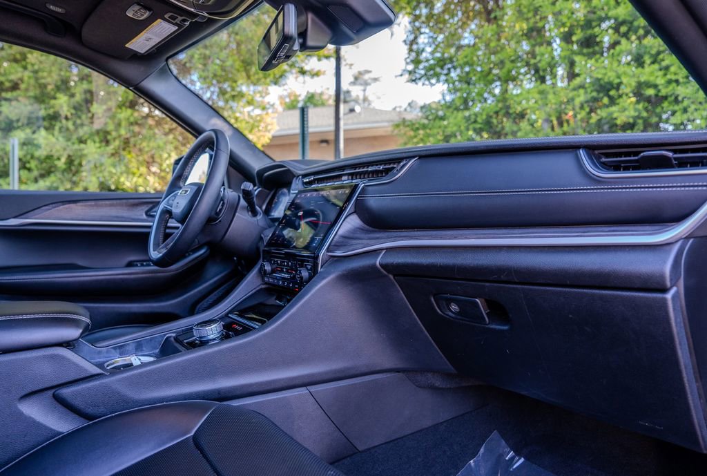 Used 2024 Jeep Grand Cherokee L Limited w/ Luxury Tech Group II image 24