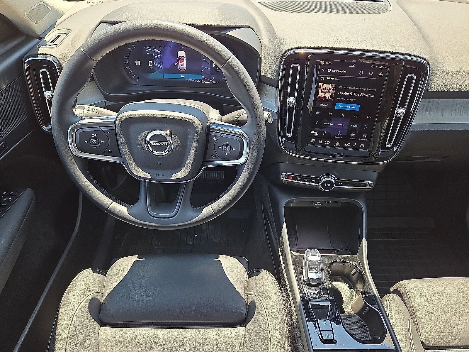 Certified 2026 Volvo XC40 B5 Plus AWD/4WD image 18