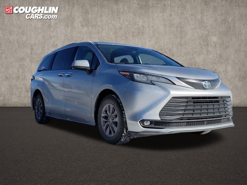 Used 2025 Toyota Sienna XLE image 7