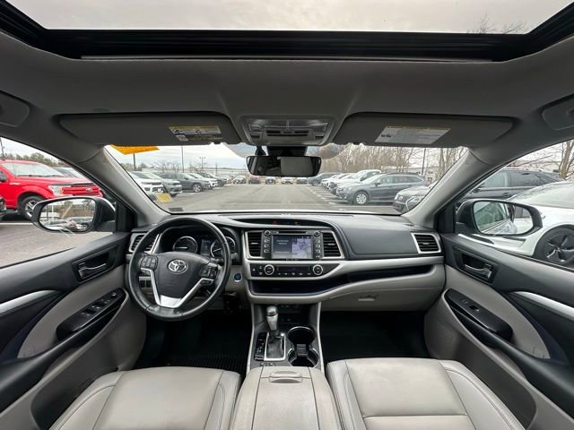 Used 2019 Toyota Highlander XLE image 2