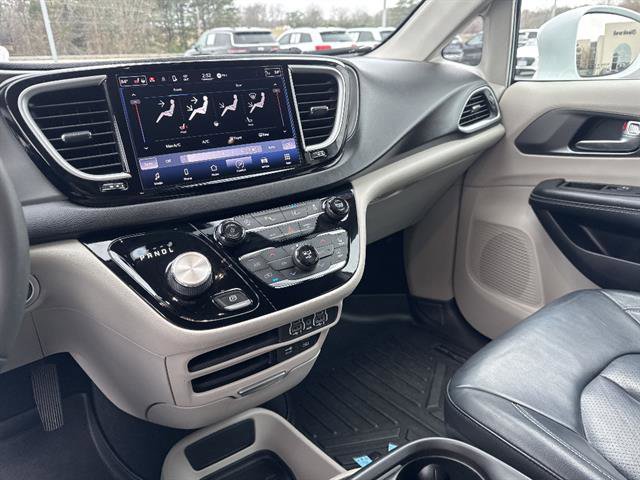 Used 2022 Chrysler Pacifica Touring-L image 9