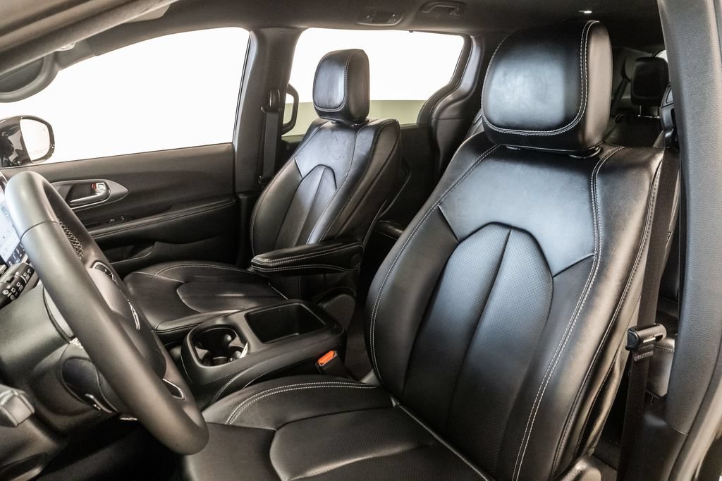 Certified 2025 Chrysler Pacifica Select FWD image 9