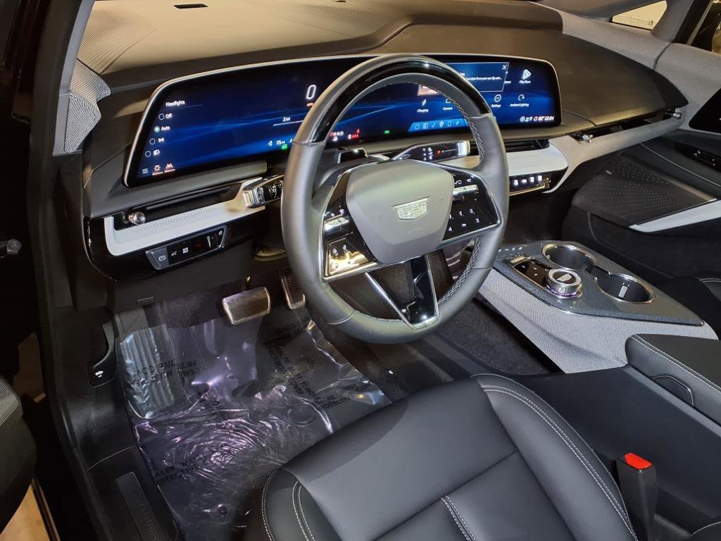 Used 2025 Cadillac Optiq Sport 1 w/ LPO, ONYX Package image 3