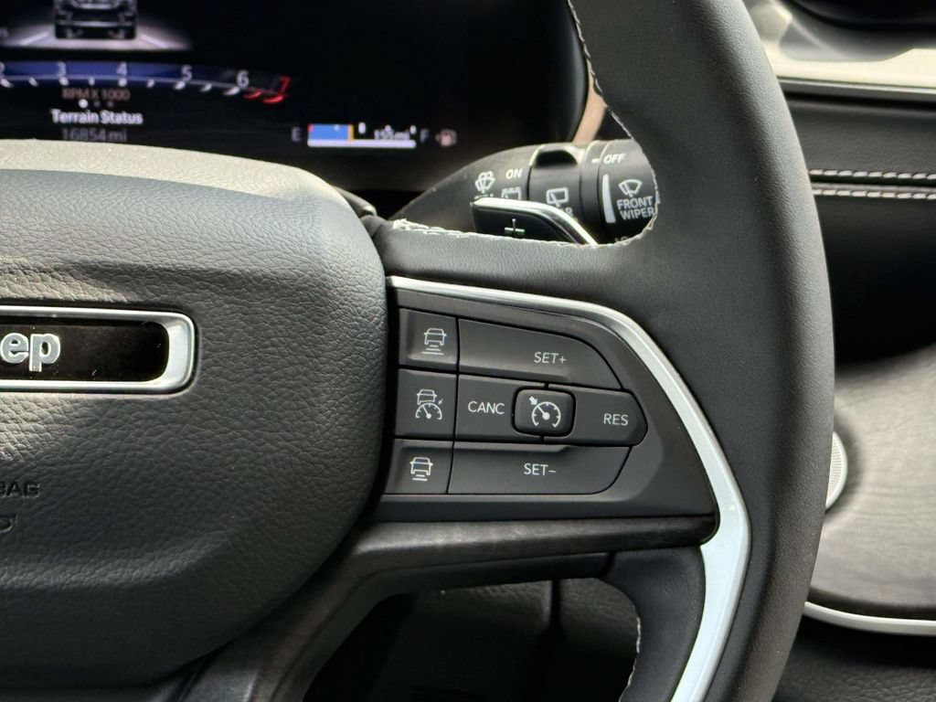 Used 2025 Jeep Grand Cherokee Limited AWD/4WD image 19