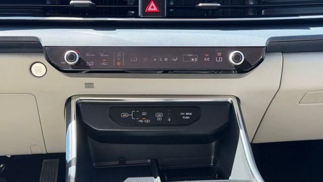 Used 2025 Kia Carnival EX FWD image 25