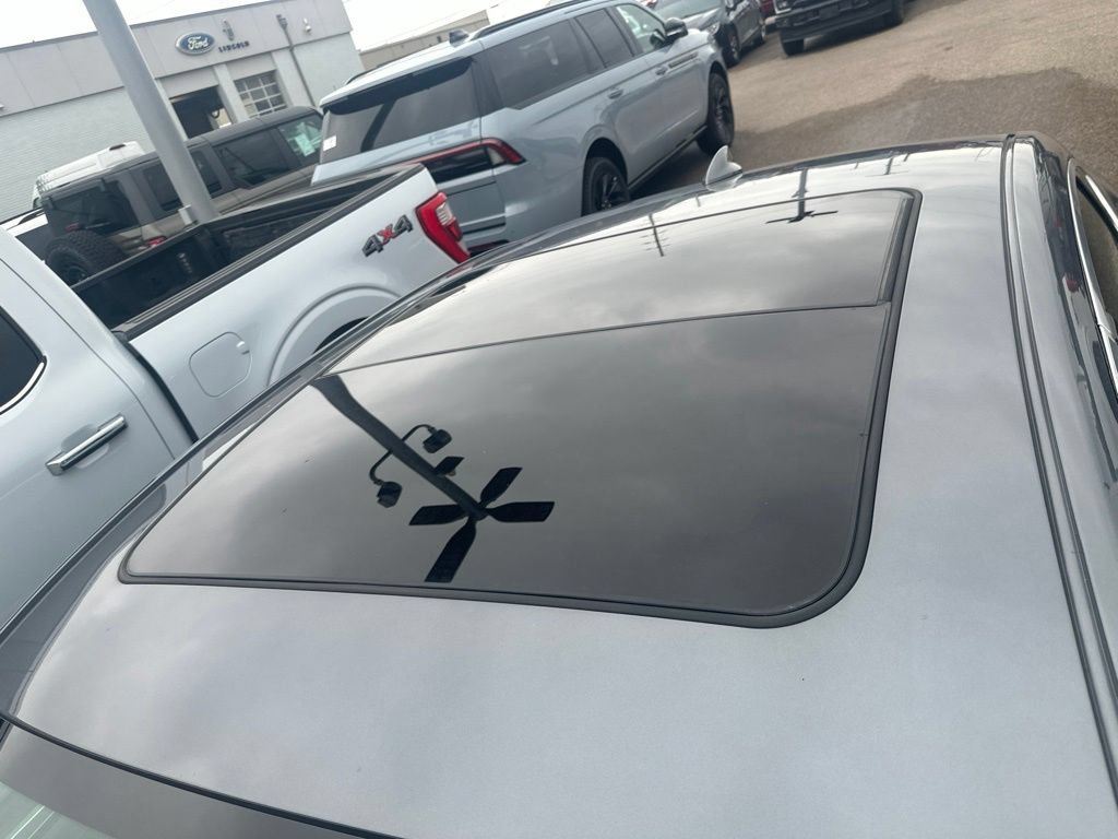 Used 2018 Buick LaCrosse Essence w/ Sun and Shade Package FWD image 6