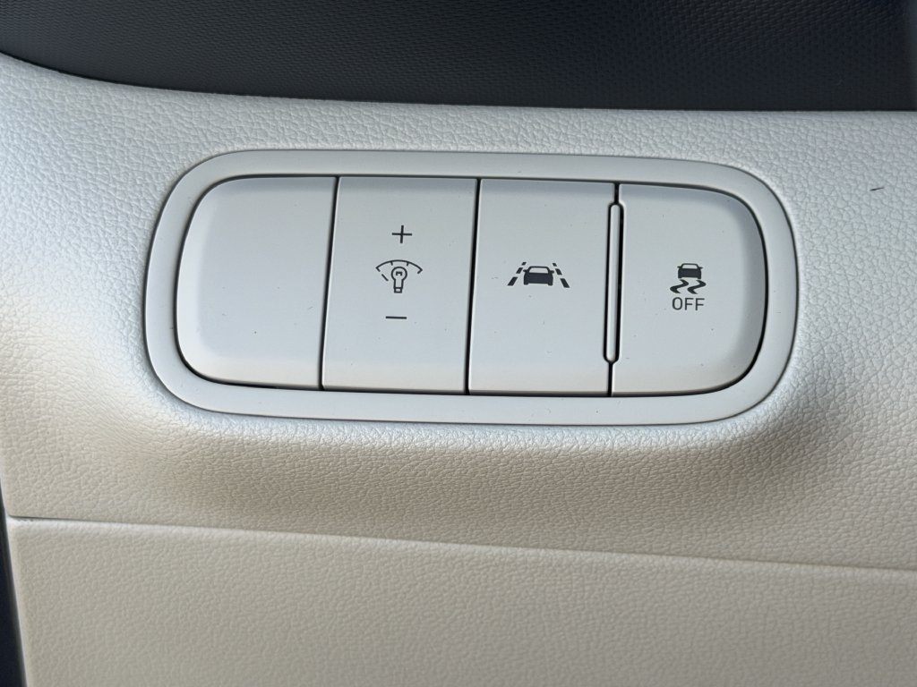 Used 2022 Hyundai Venue Limited FWD image 21