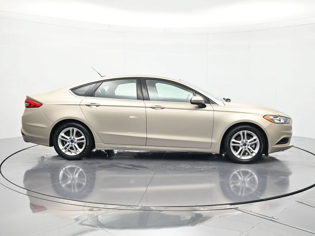 Used 2018 Ford Fusion SE w/ Fusion SE Technology Package FWD image 4
