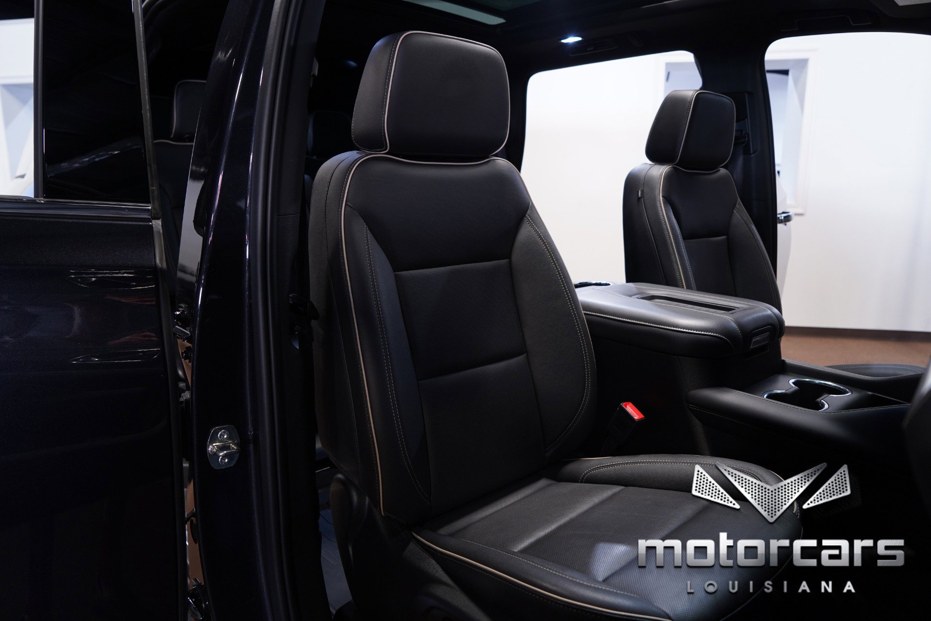 Used 2023 GMC Yukon SLT w/ SLT Premium Package image 30