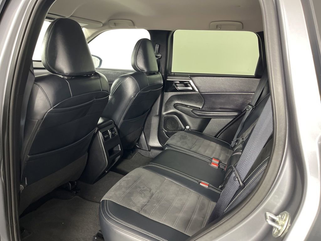 Used 2024 Mitsubishi Outlander SE image 8