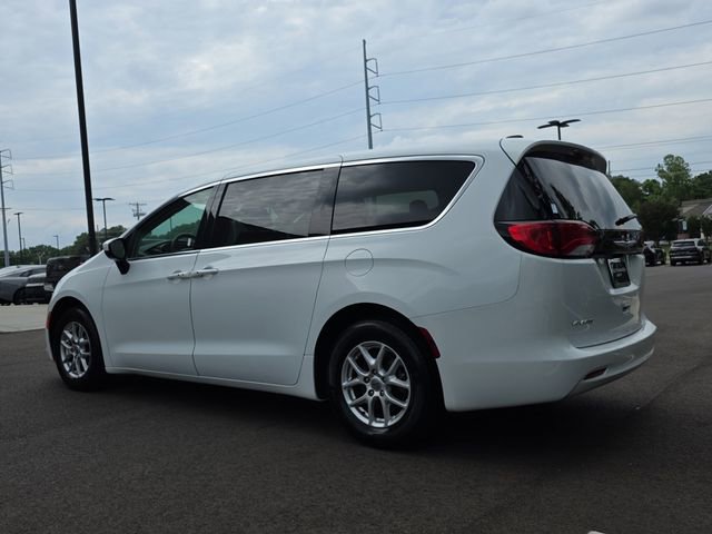 Used 2023 Chrysler Voyager LX FWD image 3