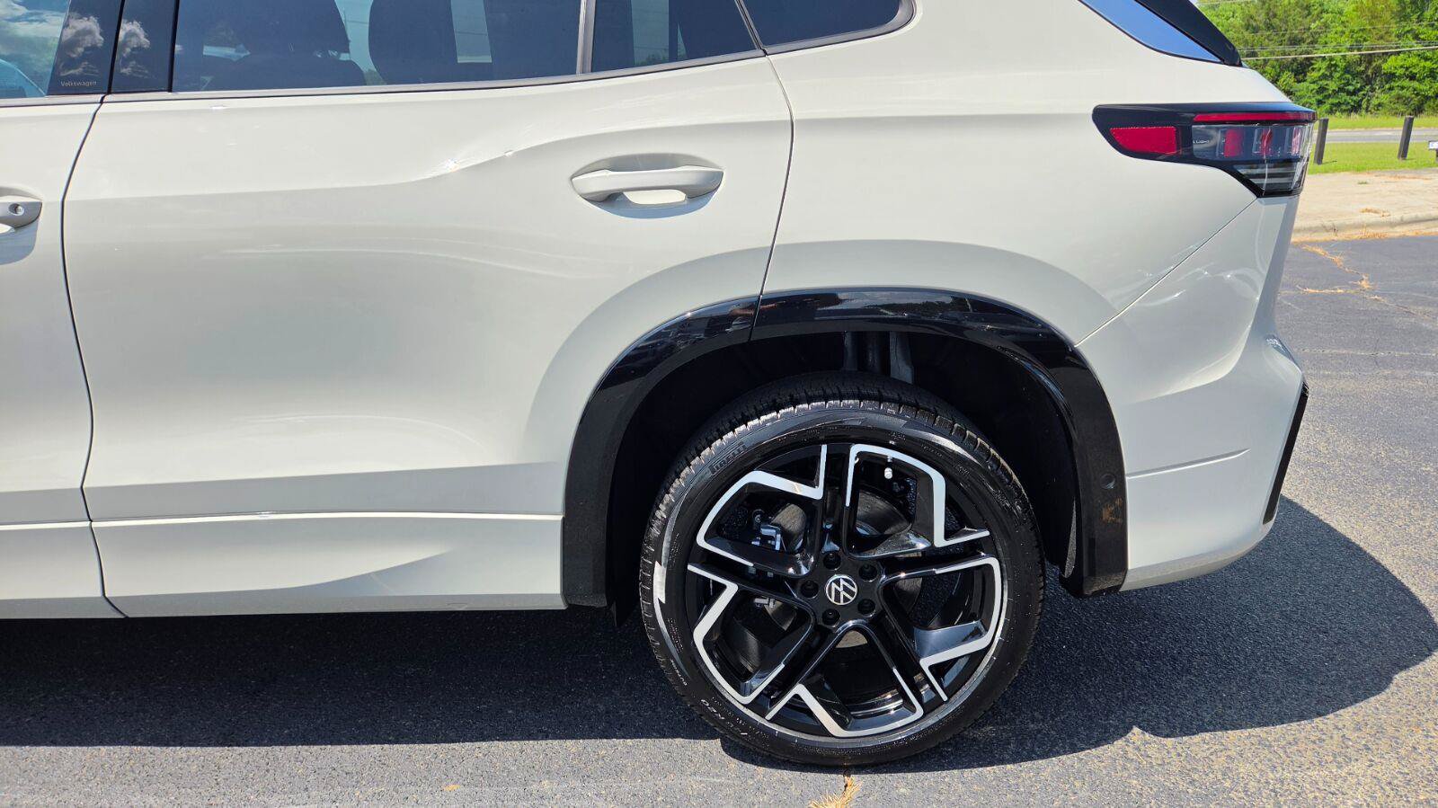 New 2027 Volkswagen Tiguan SEL R-Line AWD/4WD image 11