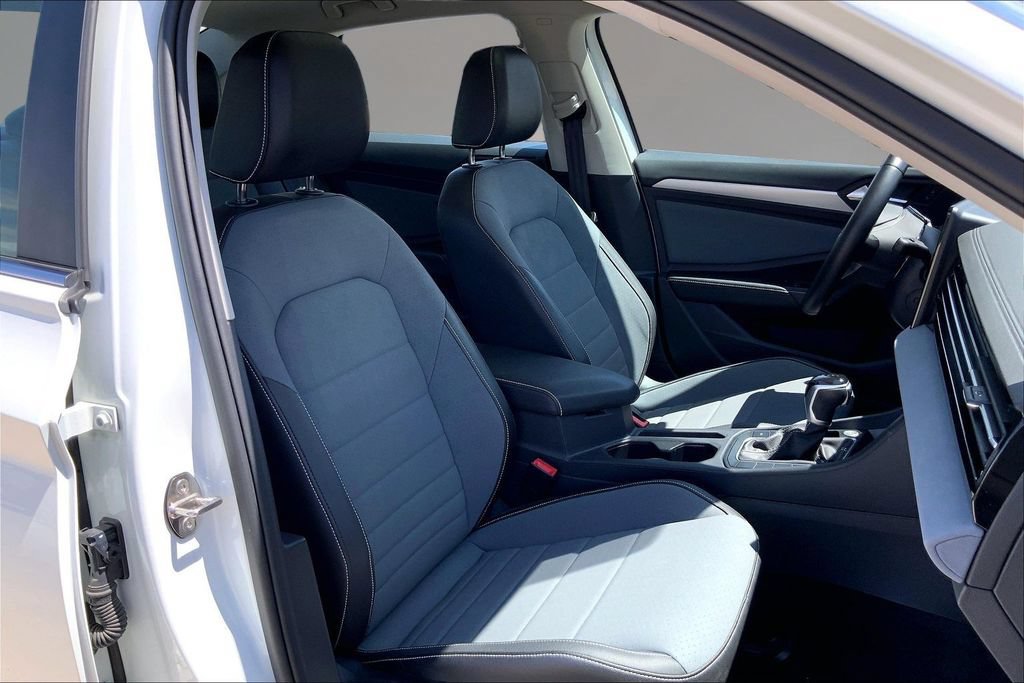 Certified 2025 Volkswagen Jetta SE w/ Sunroof Package FWD image 6