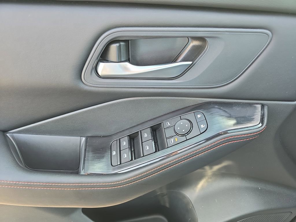 Used 2025 Nissan Rogue SV image 31