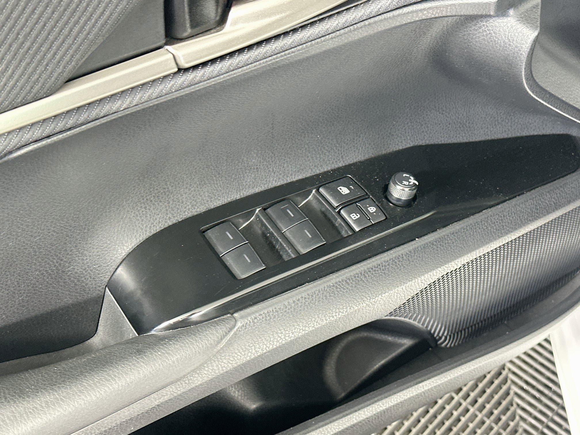 Used 2025 Toyota Camry SE FWD image 15