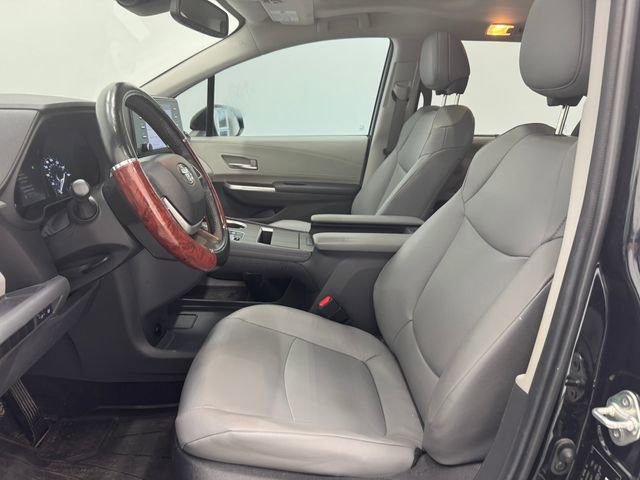 Used 2024 Toyota Sienna XLE w/ XLE Plus Package FWD image 17