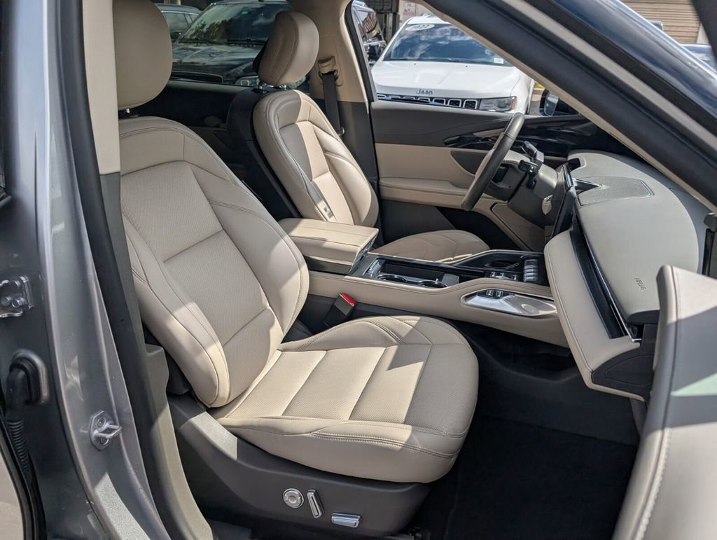 Certified 2025 Lincoln Nautilus Premier image 17