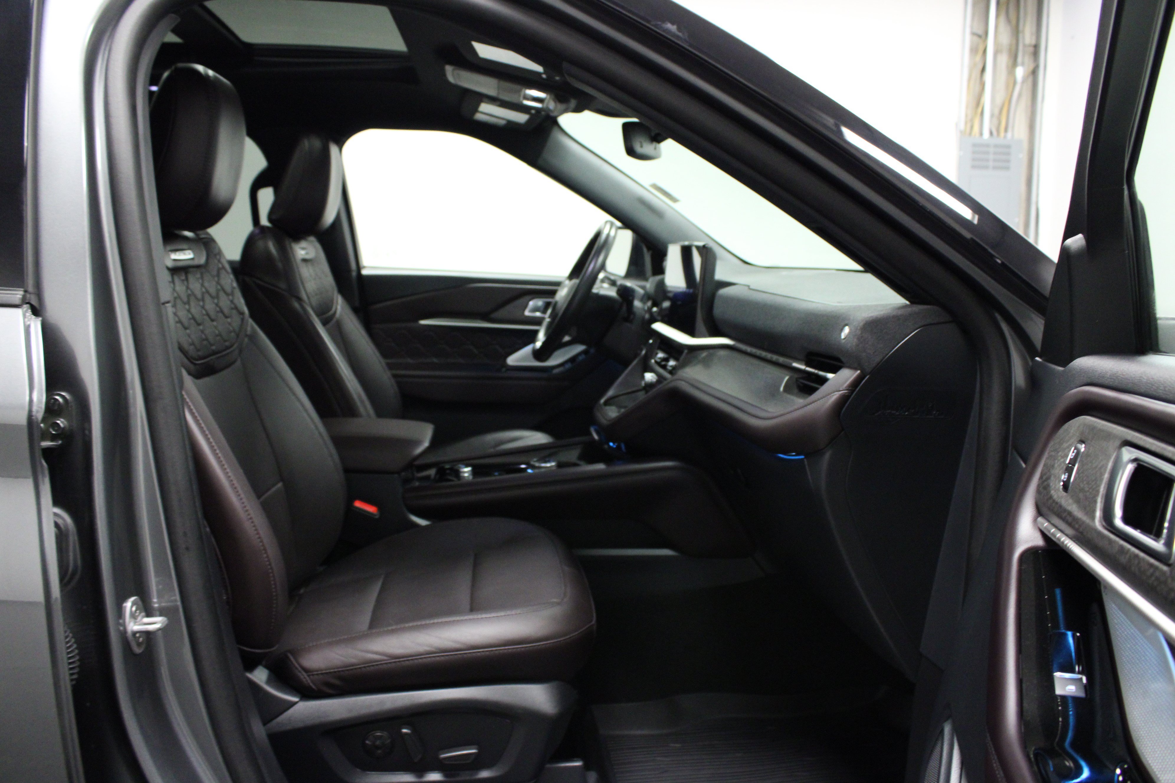 Used 2025 Ford Explorer Platinum w/ Ultimate Package AWD/4WD image 17