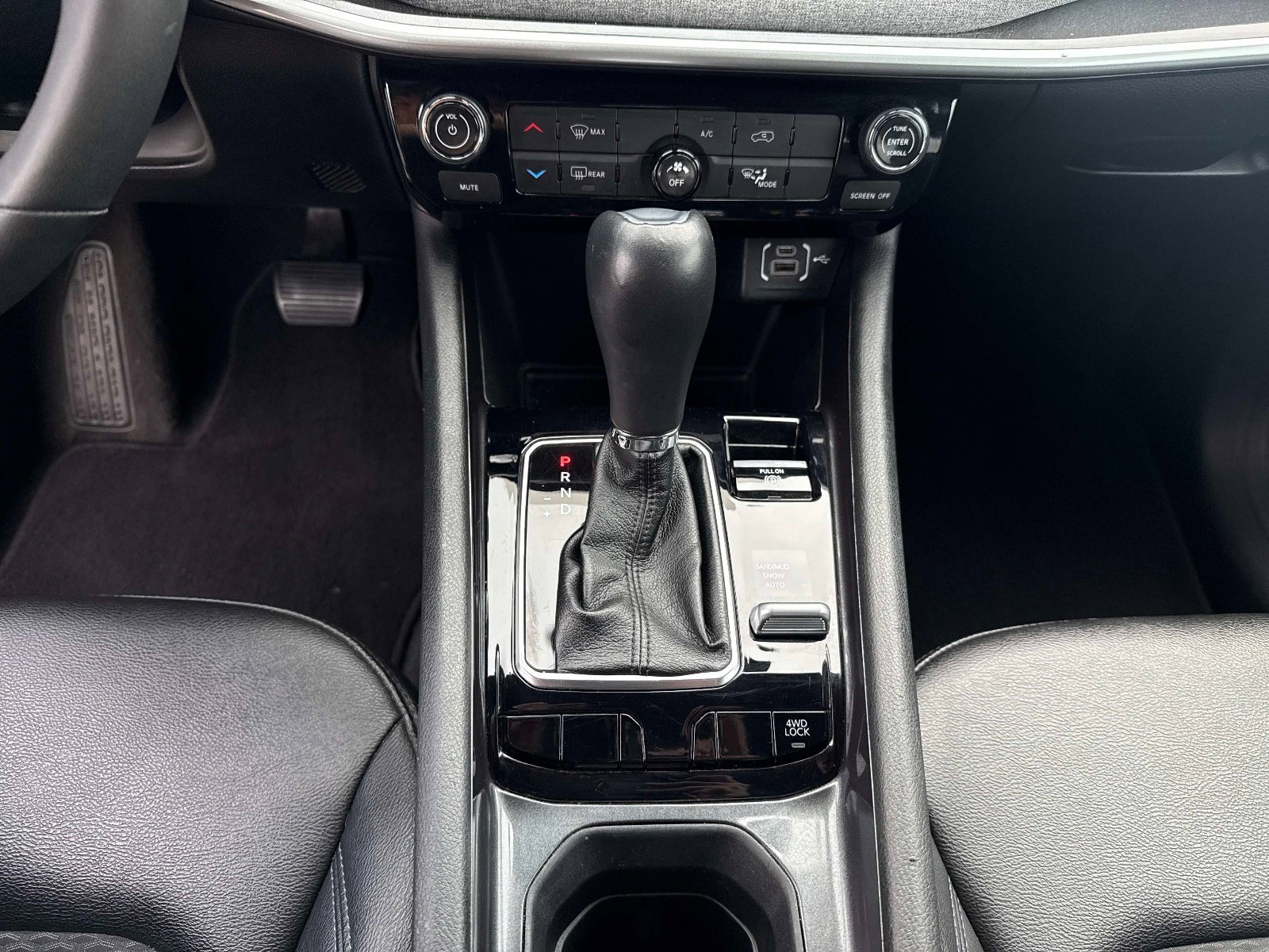 Used 2024 Jeep Compass Latitude image 25