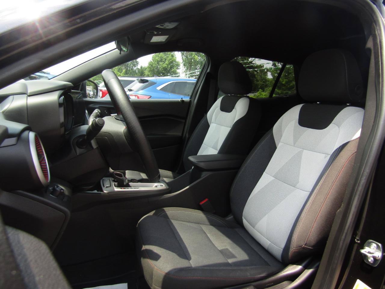 Used 2025 Chevrolet Trax RS FWD image 12