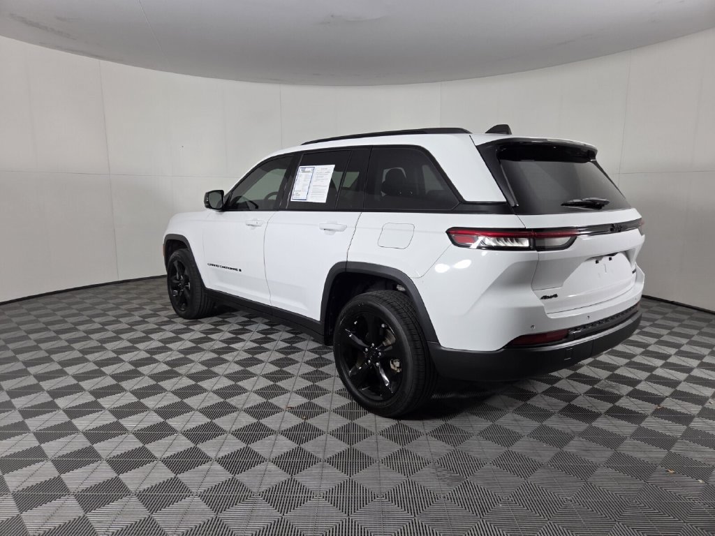 Used 2023 Jeep Grand Cherokee Limited w/ Black Appearance Package AWD/4WD image 6