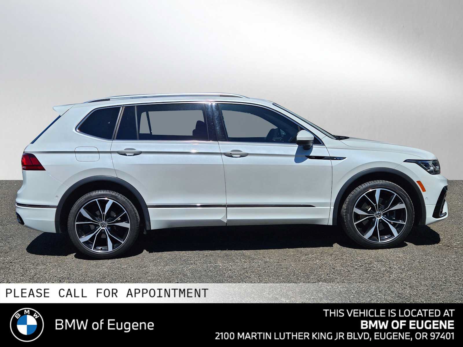 Used 2022 Volkswagen Tiguan SEL R-Line AWD/4WD image 2