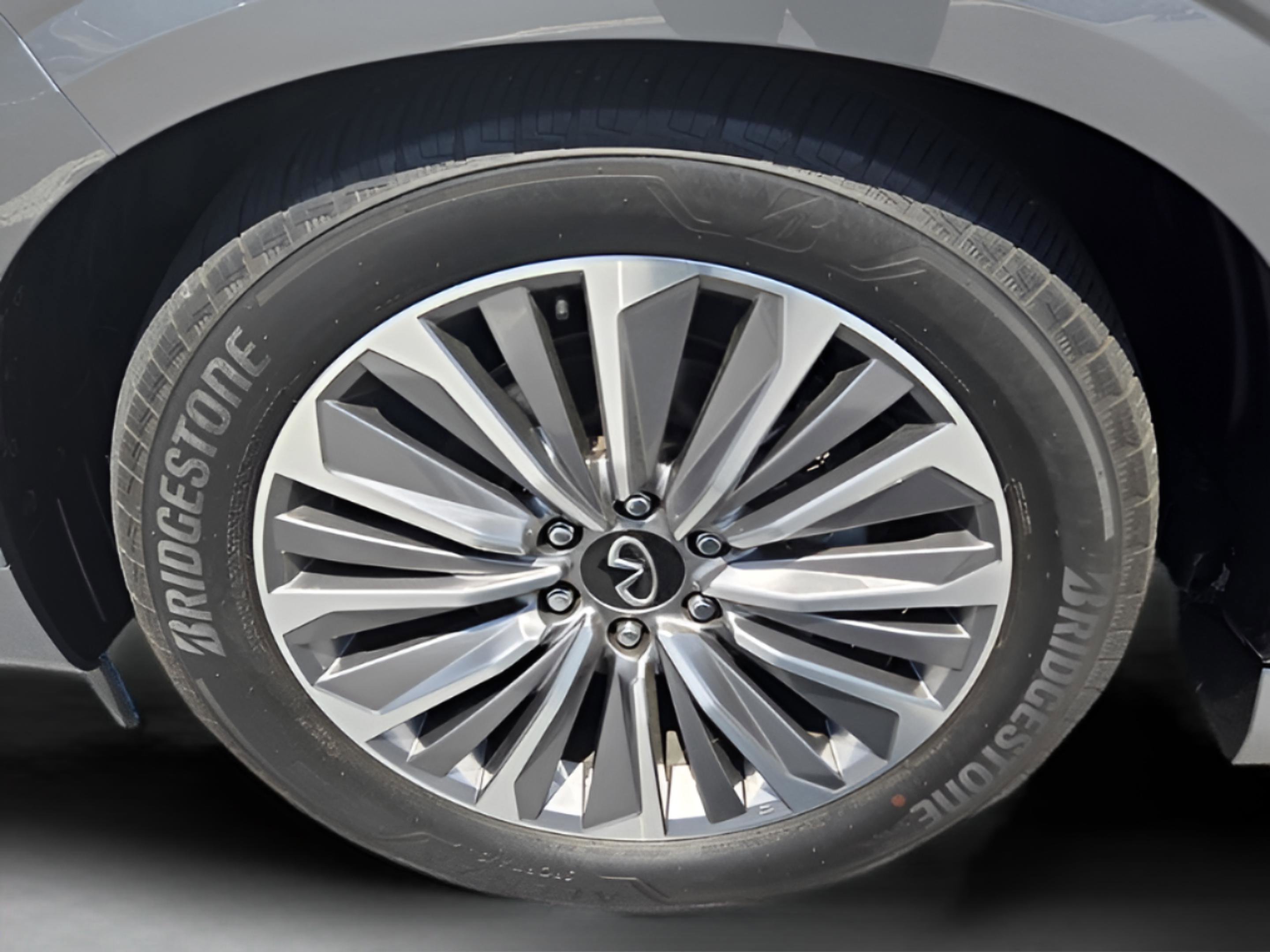 Used 2025 INFINITI QX80 Sensory AWD/4WD image 32