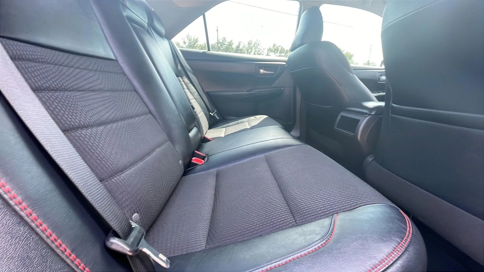 Used 2016 Toyota Camry SE FWD image 14