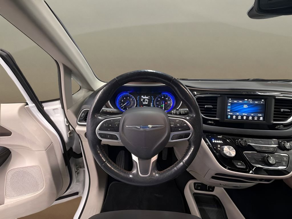 Used 2019 Chrysler Pacifica Touring Plus FWD image 18