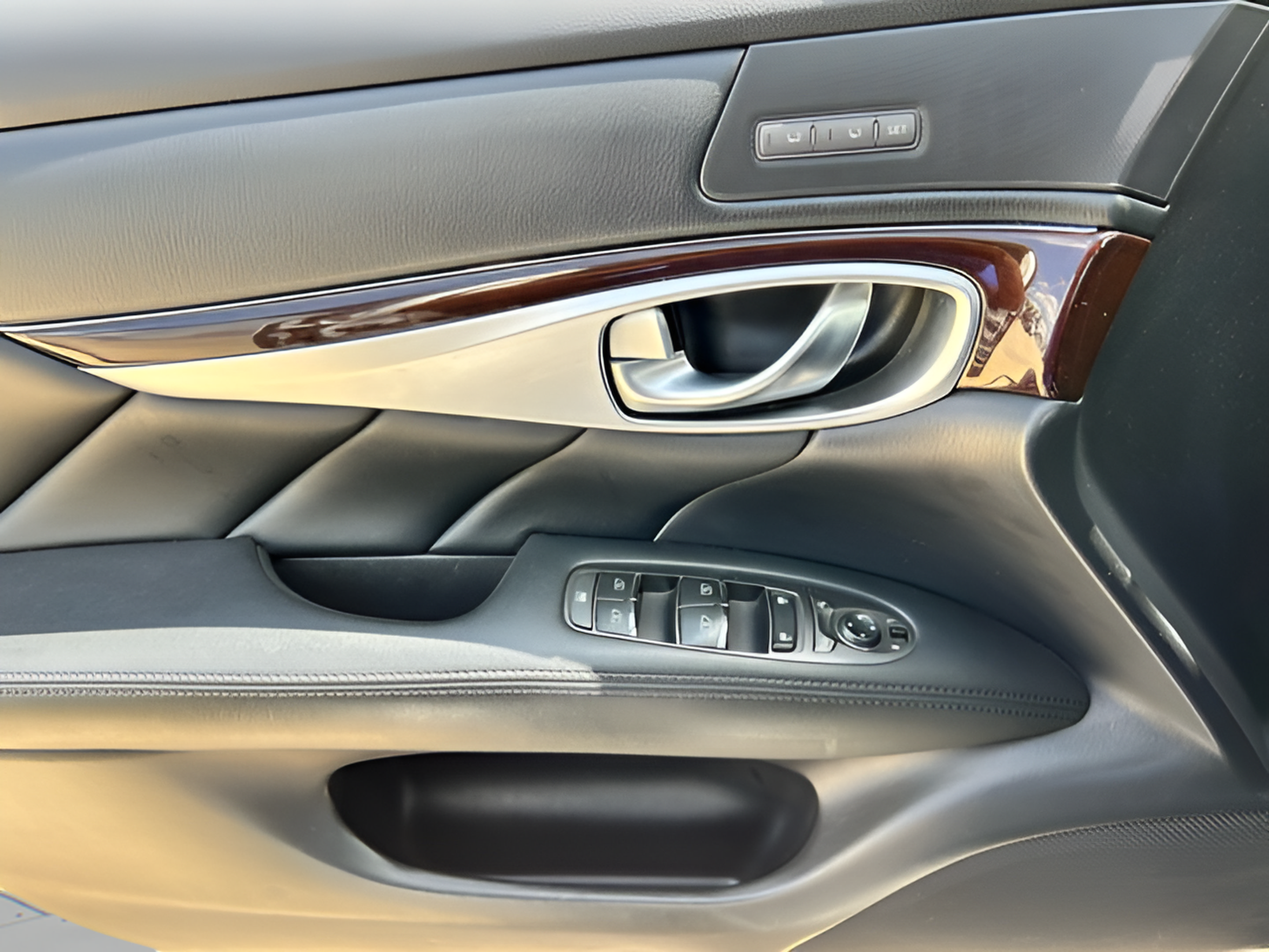 Used 2015 INFINITI Q70 L 3.7 RWD image 29