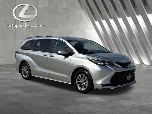 Used 2024 Toyota Sienna XLE w/ XLE Plus Package FWD image 5