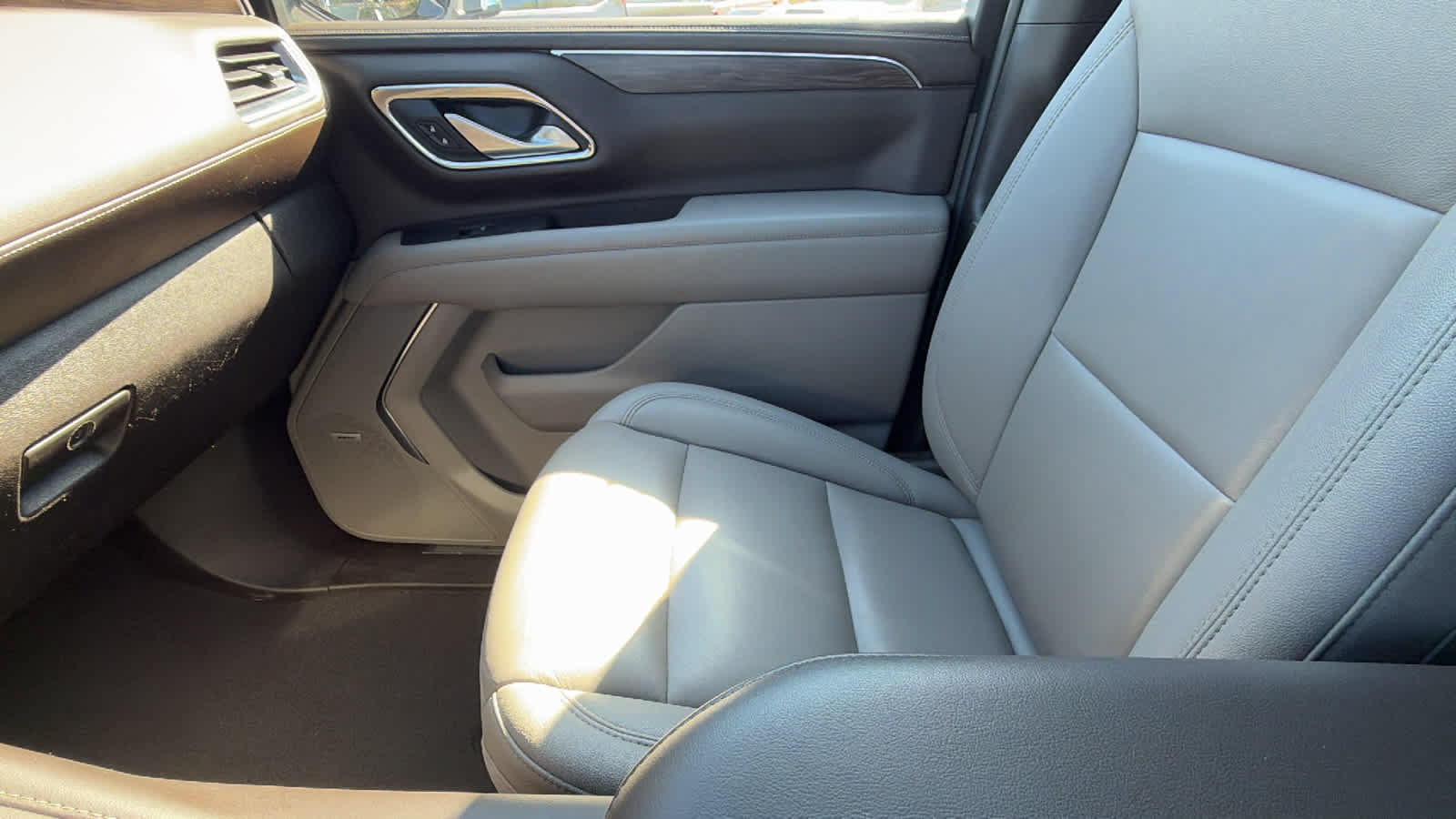Used 2022 Chevrolet Tahoe Z71 w/ Luxury Package AWD/4WD image 12