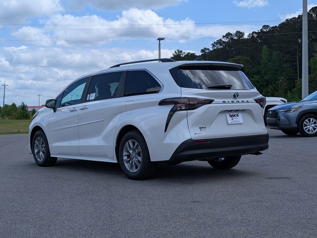 New 2026 Toyota Sienna XLE FWD image 3
