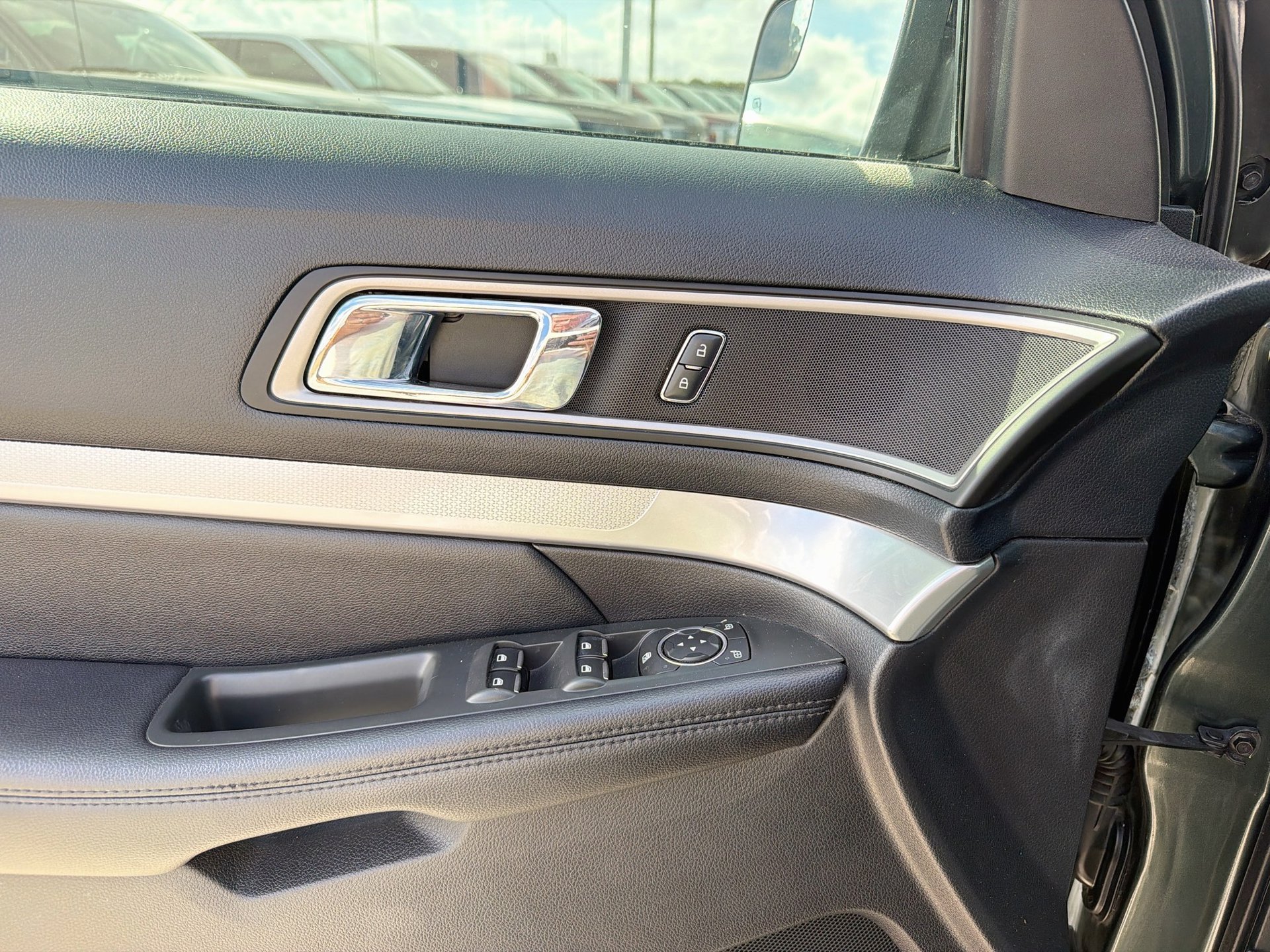 Used 2016 Ford Explorer XLT w/ Equipment Group 202A FWD image 20