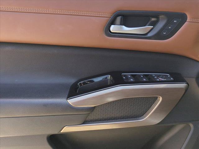 Used 2024 Nissan Pathfinder Platinum w/ Black Appearance Package FWD image 11