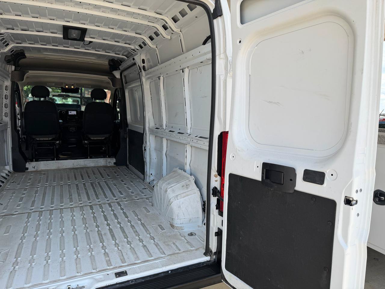 Used 2025 RAM ProMaster 2500 w/ Convenience Group FWD image 19