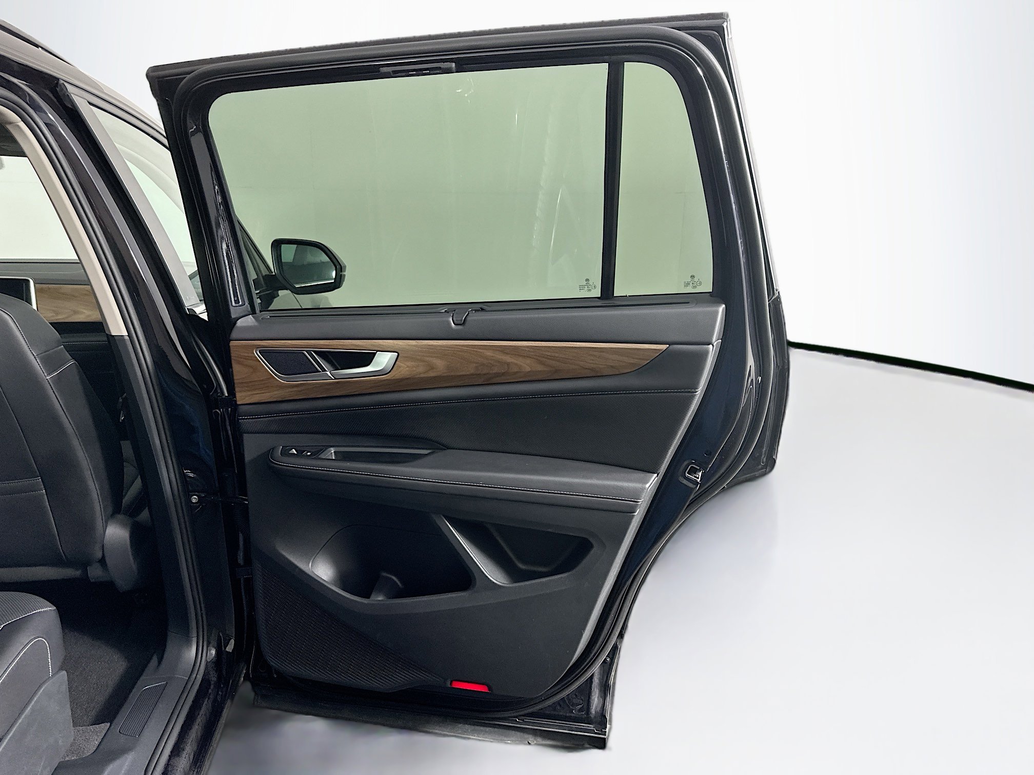 Used 2025 Volkswagen Atlas SE image 32