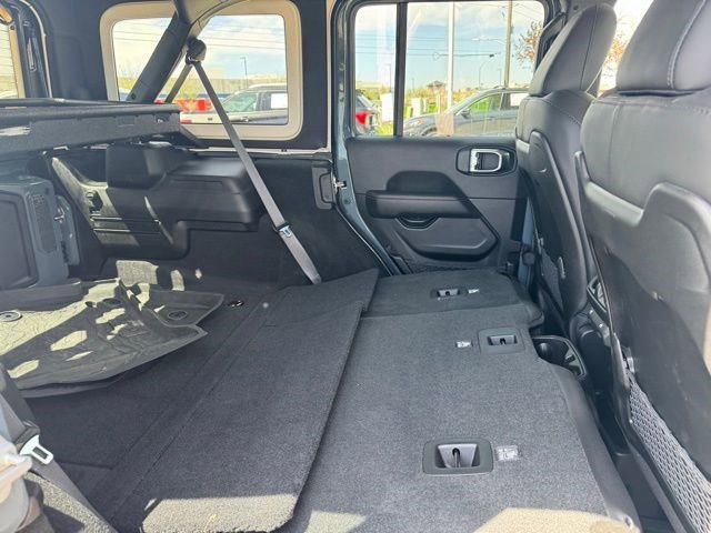 Used 2025 Jeep Wrangler Unlimited Rubicon AWD/4WD image 34