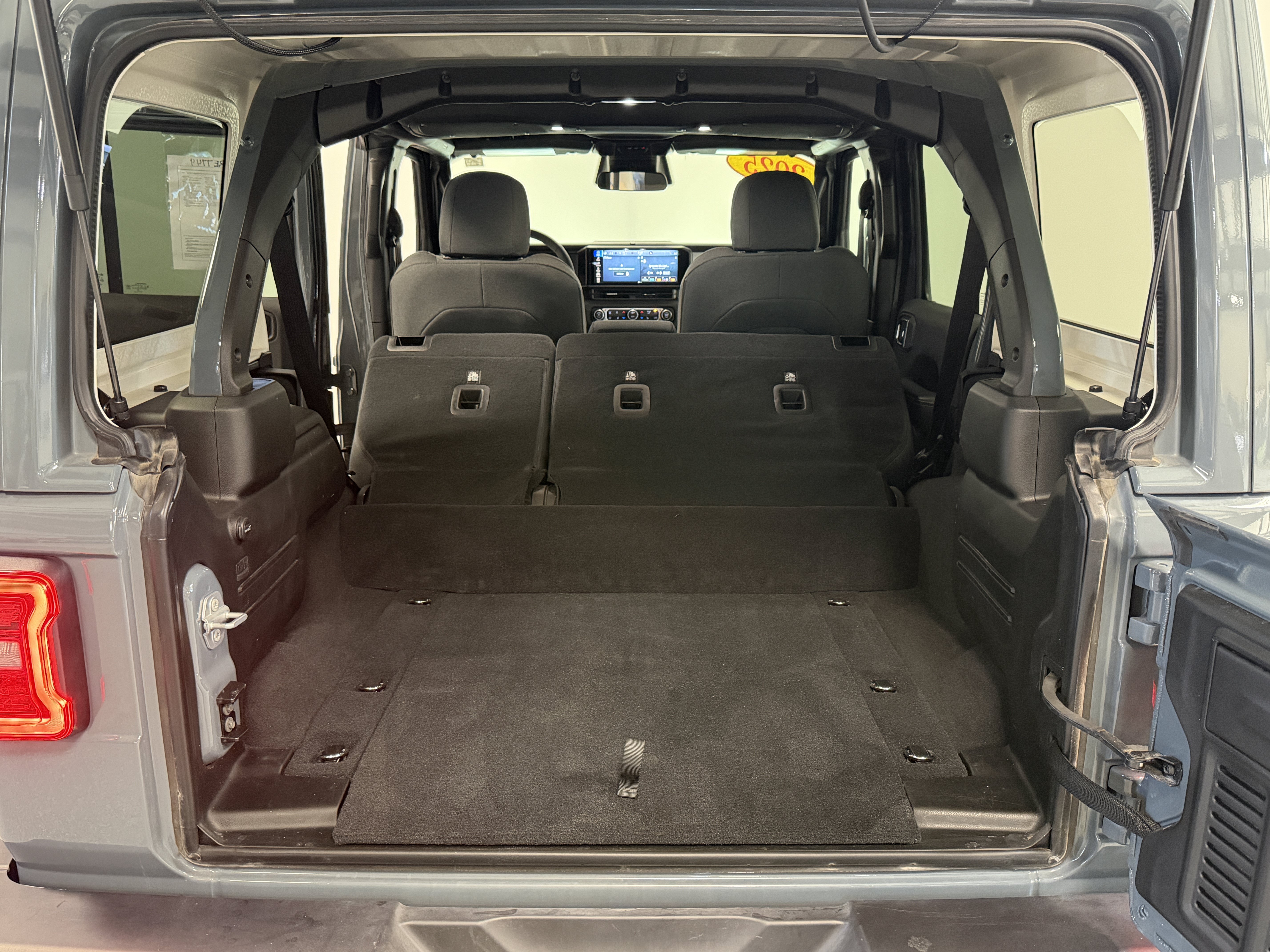 Used 2025 Jeep Wrangler Unlimited Sahara AWD/4WD image 23