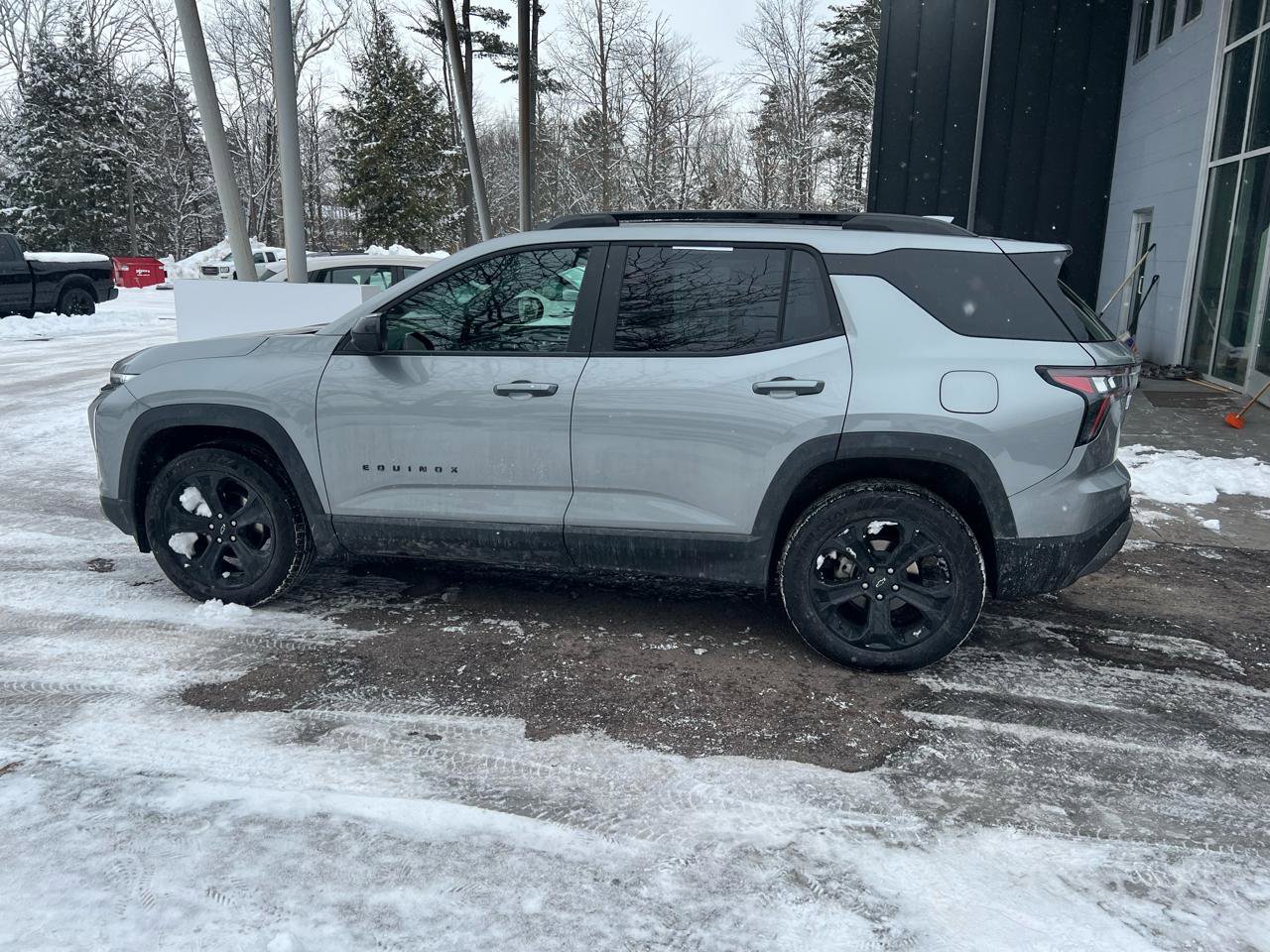 Used 2025 Chevrolet Equinox LT w/ Midnight Edition image 2