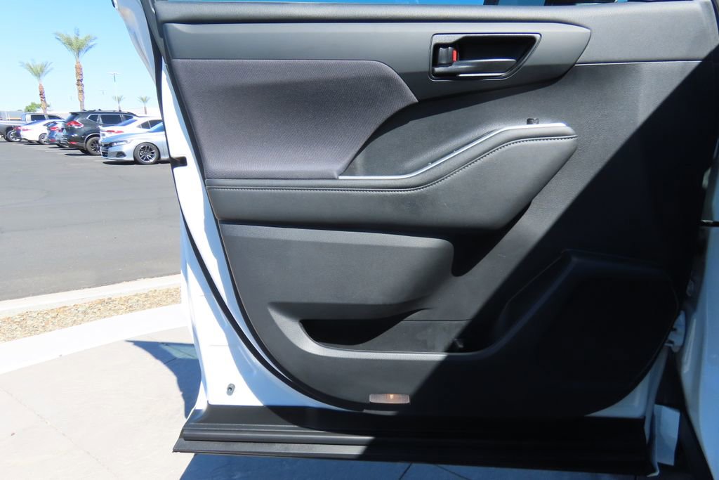 Certified 2022 Toyota Highlander L image 23