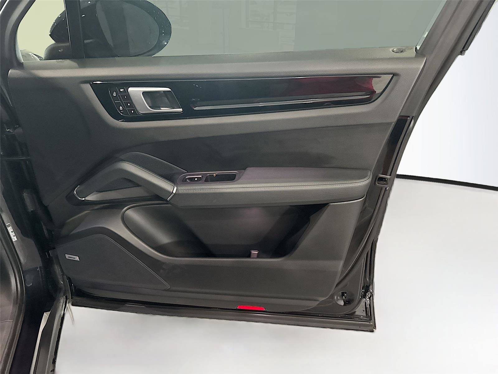 Used 2022 Porsche Cayenne image 14