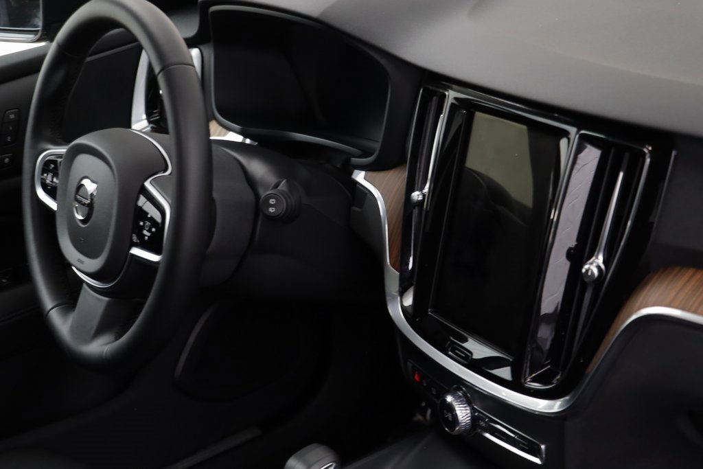 Used 2025 Volvo V60 B5 Cross Country Plus image 20