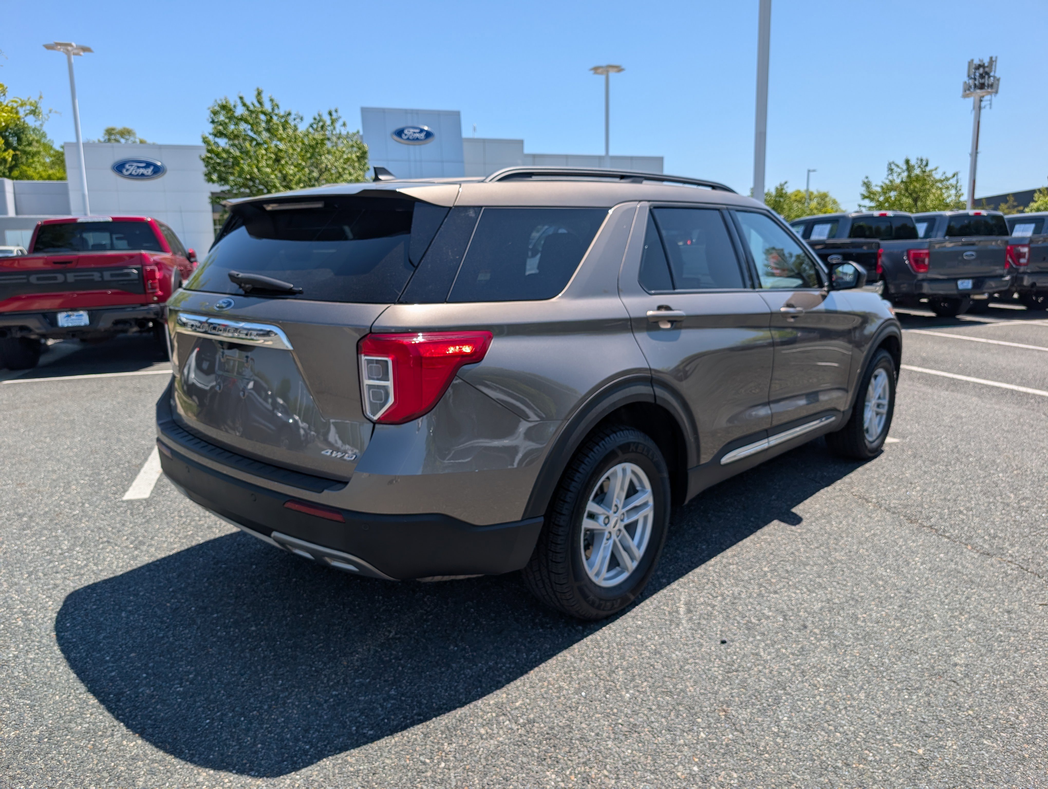 Used 2021 Ford Explorer XLT w/ Equipment Group 202A AWD/4WD image 3