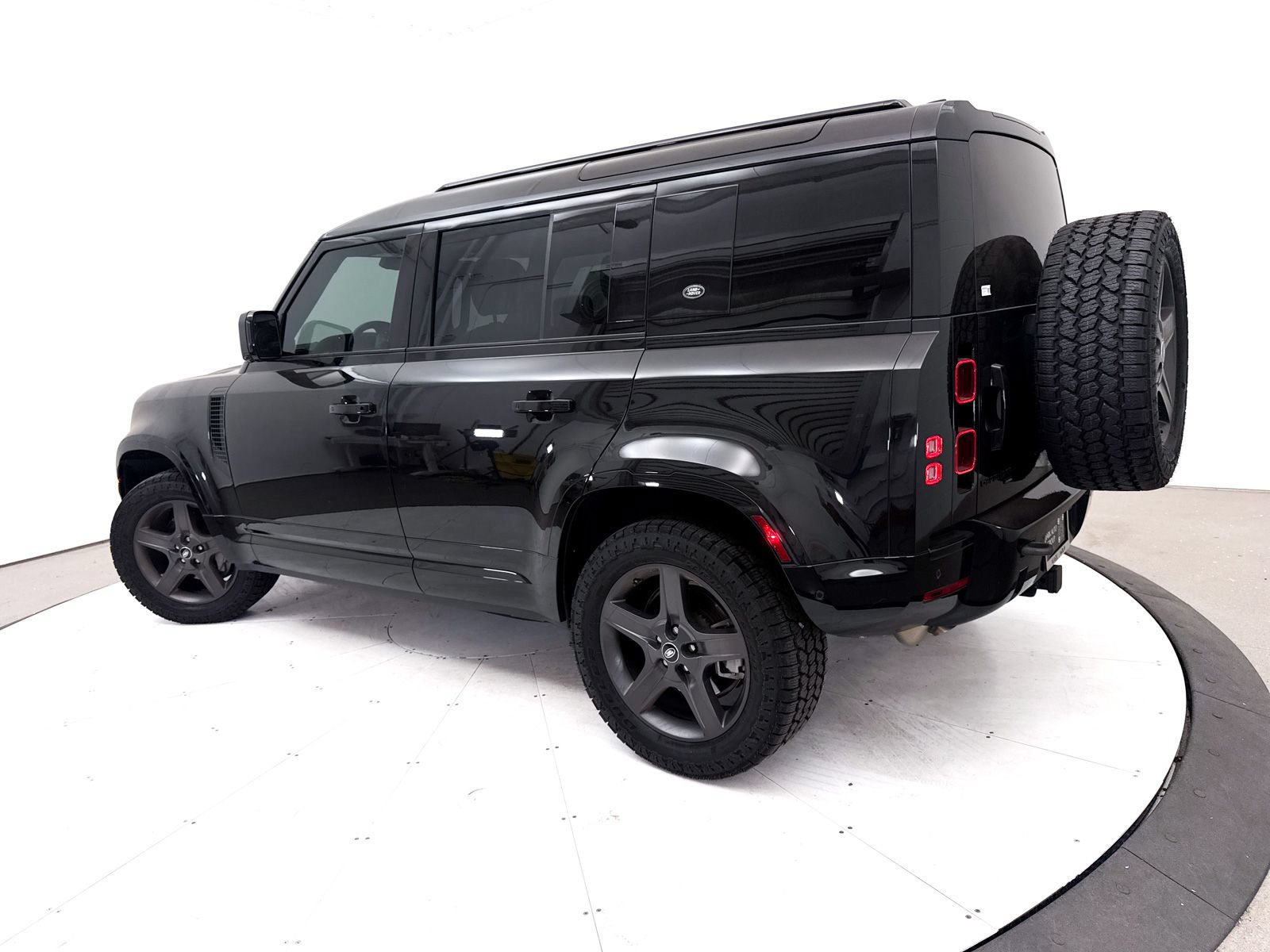 Used 2023 Land Rover Defender 110 X-Dynamic SE AWD/4WD image 2
