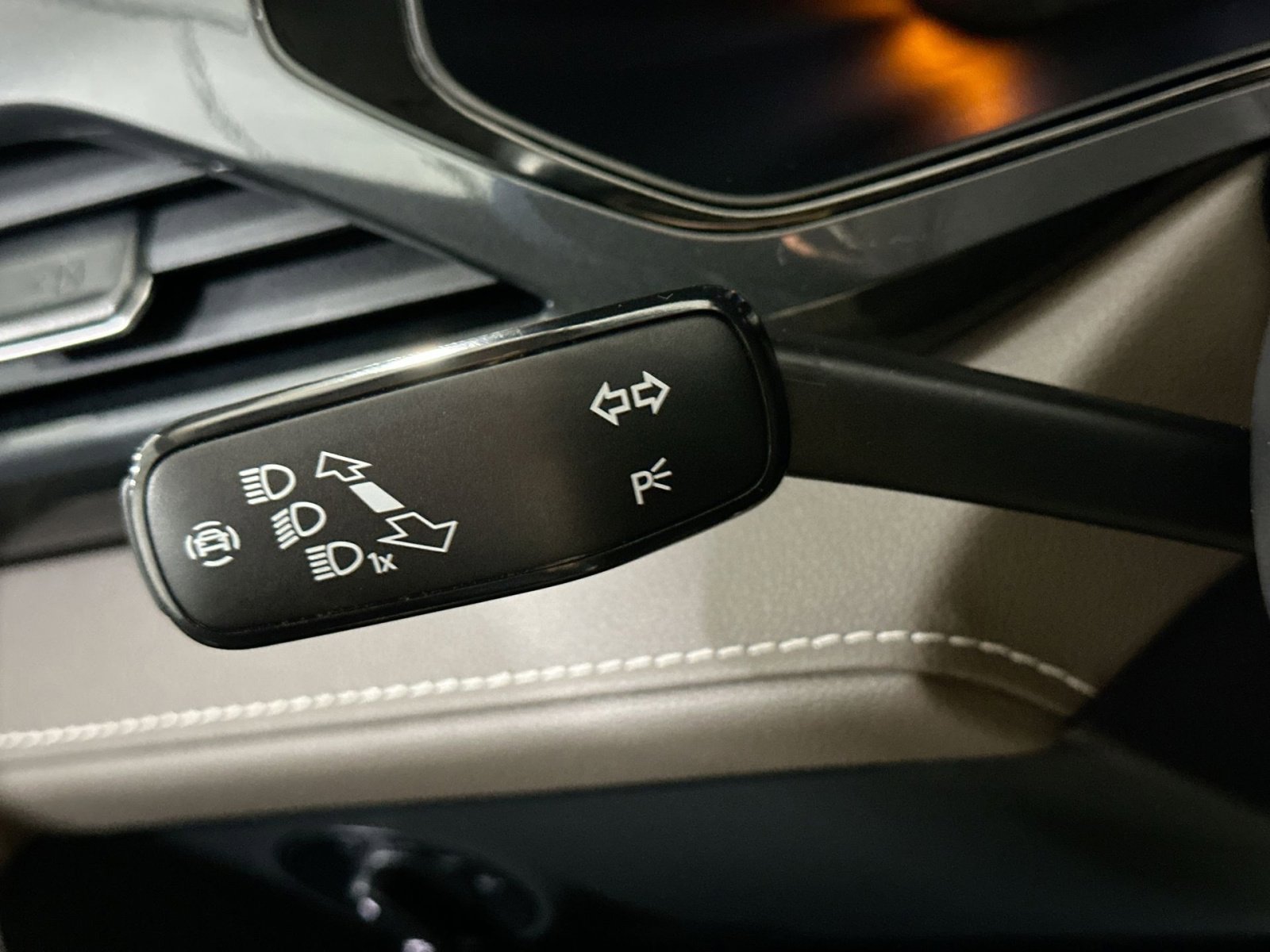 Used 2022 Volkswagen Taos SEL image 32